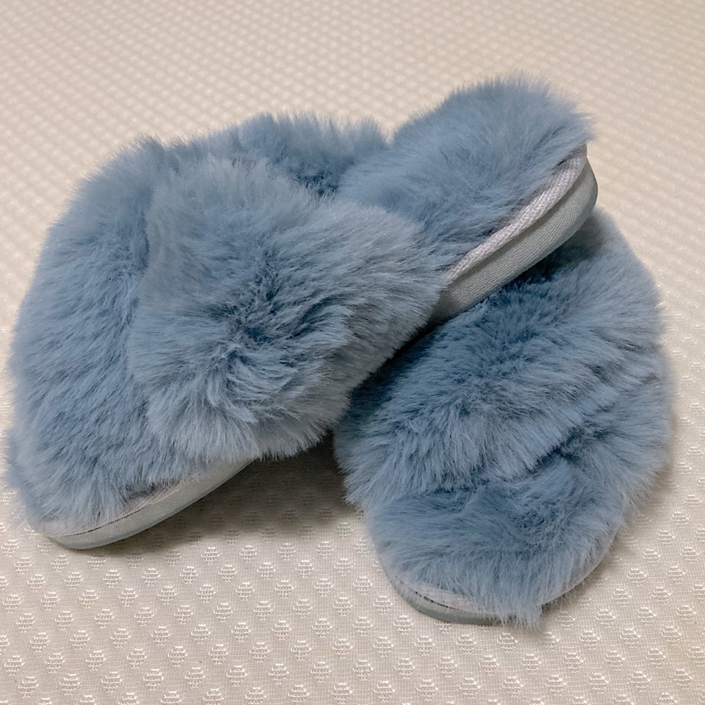 Maison Jules faux fur slippers, size 5-6 in blue. Never worn.